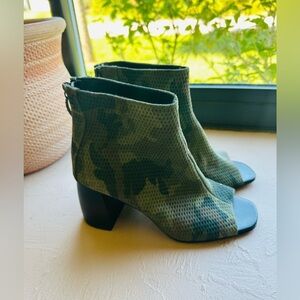 SANCTUARY Open-Toe Faux Suede Ankle Boots Green Camo Size 7.5